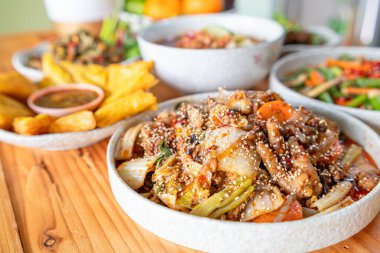 Çeşitli türde erişteler sebzelerle birlikte kızartılır ve mala biberiyle tatlandırılır. Kızarmış şehriyeye baharatlı baharatlı şehriye verir ve onu çok popüler bir tai yai yemeği yapar. Erişte.