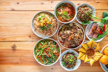 Restoranın içindeki masada çeşitli Tai Yai yemekleri servis ediliyor ve Tai Yai yemekleri sağlıklı kabul ediliyor çünkü malzemelerin çoğu fasulye ve sebzelerden geliyor..