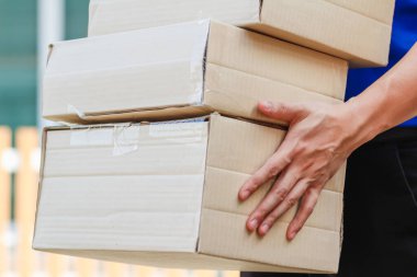 Teslimat personeli ürünleri postayla müşterilere göndermeden önce kontrol ediyor. Ürünlerin siparişe göre tamamlandığından emin olmak için nakliyeden önce kontrol ediliyor..