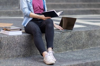 Genç kadınlar evlerinden çalışır ve bilgisayarlarını kullanarak online çalışmak için iş arkadaşlarıyla iletişim kurarlar. Not Defteri ile online sistem üzerinden evden çalışma kavramı.