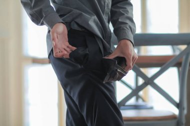 Pürüzsüz Odaklanma Çantada hiç para kalmadı sadece kredi kartı tam limitte kullanıldı ve yanlış para yönetimi nedeniyle gerekli ürünleri satın almak için kullanılamaz. Cebimden Çıktı