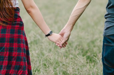 Sevgililer Günü sabahı güzel manzarayı görmek için koridorda el ele yürürler ve sonsuza dek birbirlerine göz kulak olacaklarına söz verirler..