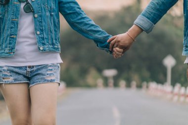 Sevgililer Günü 'nüz kutlu olsun. Birbirlerine sevgilerini göstermek için koridorda el ele yürüyorlar. Birbirlerine olan sevgilerini ve güvenlerini göstermek için el ele tutuşarak çiftler arasındaki aşkı gösterme kavramı..