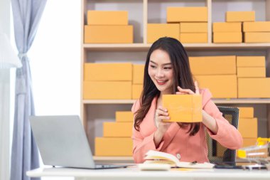 KOBİ işini yürüten ve güvenilir lojistik yoluyla hisse senedi hazırlayan iş kadını ve çevrimiçi medya aracılığıyla dükkanı tanıtarak satışları teşvik eden çevrimiçi başvuru yoluyla siparişler alıyor