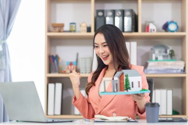 Emlak sektöründeki Asyalı iş kadını bir emlak anlaşmasını başarıyla sonuçlandırdığı için mutlu ve artan nüfusla emlak işi büyümeye devam ediyor..