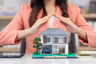 Emlakçı, müşteri emlak sözleşmesi imzaladığında evi korumak için sigorta teklif ediyor. Emlakçı olan işadamı, müşteri sözleşmesi imzalarken sigorta terfisi teklif ediyor.