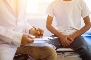 Ereksiyon bozukluğu çeken genç bir adam ereksiyon bozukluğunun nedenini belirlemek ve ereksiyon bozukluğunun tedavisini ya da tedavisini bulmak için bir uzmana danışır..