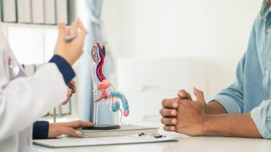 Ereksiyon bozukluğu çeken genç bir adam ereksiyon bozukluğunun nedenini belirlemek ve ereksiyon bozukluğunun tedavisini ya da tedavisini bulmak için bir uzmana danışır..