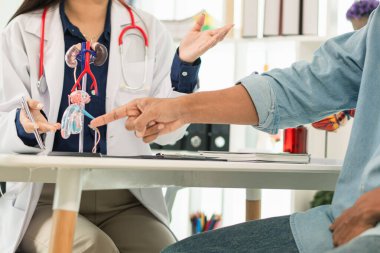 Ereksiyon bozukluğu çeken genç bir adam ereksiyon bozukluğunun nedenini belirlemek ve ereksiyon bozukluğunun tedavisini ya da tedavisini bulmak için bir uzmana danışır..