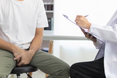 Ereksiyon bozukluğu çeken genç bir adam ereksiyon bozukluğunun nedenini belirlemek ve ereksiyon bozukluğunun tedavisini ya da tedavisini bulmak için bir uzmana danışır..