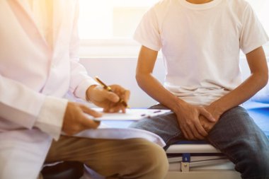 Ereksiyon bozukluğu çeken genç bir adam ereksiyon bozukluğunun nedenini belirlemek ve ereksiyon bozukluğunun tedavisini ya da tedavisini bulmak için bir uzmana danışır..