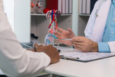 Ereksiyon bozukluğu çeken genç bir adam ereksiyon bozukluğunun nedenini belirlemek ve ereksiyon bozukluğunun tedavisini ya da tedavisini bulmak için bir uzmana danışır..