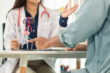 Ereksiyon bozukluğu çeken genç bir adam ereksiyon bozukluğunun nedenini belirlemek ve ereksiyon bozukluğunun tedavisini ya da tedavisini bulmak için bir uzmana danışır..