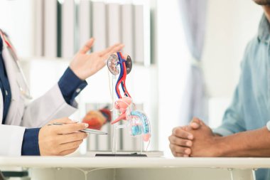 Ereksiyon bozukluğu çeken genç bir adam ereksiyon bozukluğunun nedenini belirlemek ve ereksiyon bozukluğunun tedavisini ya da tedavisini bulmak için bir uzmana danışır..