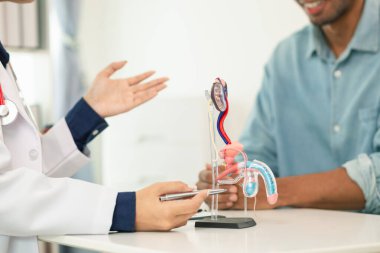 Ereksiyon bozukluğu çeken genç bir adam ereksiyon bozukluğunun nedenini belirlemek ve ereksiyon bozukluğunun tedavisini ya da tedavisini bulmak için bir uzmana danışır..