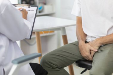 Ereksiyon bozukluğu çeken genç bir adam ereksiyon bozukluğunun nedenini belirlemek ve ereksiyon bozukluğunun tedavisini ya da tedavisini bulmak için bir uzmana danışır..