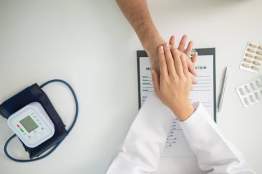 Doktor ve hasta görevdeler.