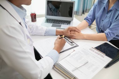 Steteskobu olan doktor ve hasta ofiste.