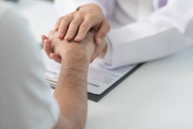 Hastayı tutan bir doktorun elini kapatıyoruz.
