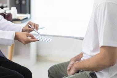 Ereksiyon bozukluğu olan genç bir adam ereksiyon bozukluğunun nedenini belirlemek ve ereksiyon bozukluğunun tedavisini bulmak için uzman doktorlara başvurur. Uzmanlardan tavsiye alma kavramı