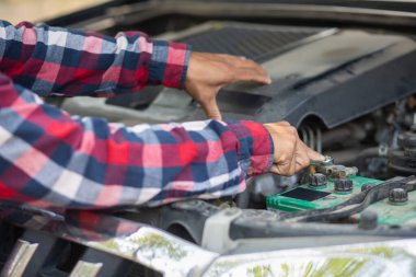 Araç hizmet merkezi tamircileri araba ve motoru kontrol ediyor. Kullanıma hazır ve merkezin garantisine göre mükemmel durumda olduklarından emin olun. Güvenli sürüş için periyodik araç denetimleri.