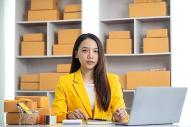 Güzel Asyalı iş kadını evini ofis ya da İçişleri Bakanlığı olarak kullanarak başlangıç maliyetlerinden tasarruf ederek KOBİ işine başlıyor. Portre KOBİ işine başladı İçişleri Bakanlığı 'ndan Asyalı iş kadını