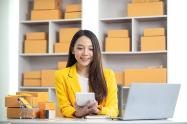 Güzel Asyalı iş kadını evini ofis ya da İçişleri Bakanlığı olarak kullanarak başlangıç maliyetlerinden tasarruf ederek KOBİ işine başlıyor. Portre KOBİ işine başladı İçişleri Bakanlığı 'ndan Asyalı iş kadını