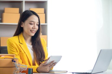 Güzel Asyalı iş kadını evini ofis ya da İçişleri Bakanlığı olarak kullanarak başlangıç maliyetlerinden tasarruf ederek KOBİ işine başlıyor. Portre KOBİ işine başladı İçişleri Bakanlığı 'ndan Asyalı iş kadını