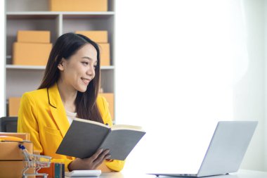 Güzel Asyalı iş kadını evini ofis ya da İçişleri Bakanlığı olarak kullanarak başlangıç maliyetlerinden tasarruf ederek KOBİ işine başlıyor. Portre KOBİ işine başladı İçişleri Bakanlığı 'ndan Asyalı iş kadını