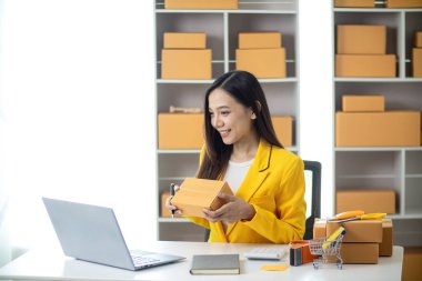 Güzel Asyalı iş kadını evini ofis ya da İçişleri Bakanlığı olarak kullanarak başlangıç maliyetlerinden tasarruf ederek KOBİ işine başlıyor. Portre KOBİ işine başladı İçişleri Bakanlığı 'ndan Asyalı iş kadını