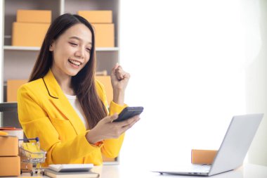 Güzel Asyalı iş kadını evini ofis ya da İçişleri Bakanlığı olarak kullanarak başlangıç maliyetlerinden tasarruf ederek KOBİ işine başlıyor. Portre KOBİ işine başladı İçişleri Bakanlığı 'ndan Asyalı iş kadını