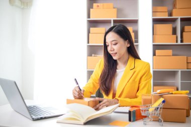 Güzel Asyalı iş kadını evini ofis ya da İçişleri Bakanlığı olarak kullanarak başlangıç maliyetlerinden tasarruf ederek KOBİ işine başlıyor. Portre KOBİ işine başladı İçişleri Bakanlığı 'ndan Asyalı iş kadını