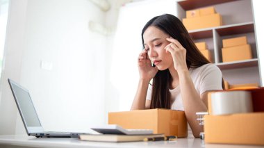 KOBİ işini kuran Asyalı iş kadını, evini İçişleri Bakanlığı olarak kullandıktan sonra kendini stresli hissediyor ve müşteri siparişlerini karşılayacak kadar hisse senedi hazırlamakta zorlanıyor.