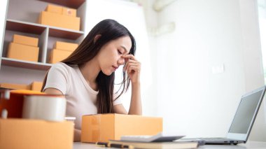 KOBİ işini kuran Asyalı iş kadını, evini İçişleri Bakanlığı olarak kullandıktan sonra kendini stresli hissediyor ve müşteri siparişlerini karşılayacak kadar hisse senedi hazırlamakta zorlanıyor.