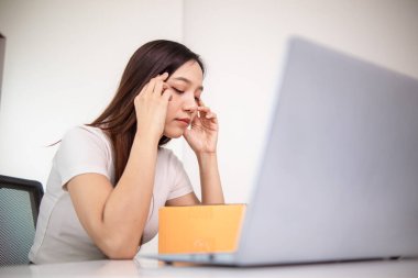 KOBİ işini kuran Asyalı iş kadını, evini İçişleri Bakanlığı olarak kullandıktan sonra kendini stresli hissediyor ve müşteri siparişlerini karşılayacak kadar hisse senedi hazırlamakta zorlanıyor.