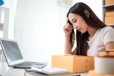 KOBİ işini kuran Asyalı iş kadını, evini İçişleri Bakanlığı olarak kullandıktan sonra kendini stresli hissediyor ve müşteri siparişlerini karşılayacak kadar hisse senedi hazırlamakta zorlanıyor.