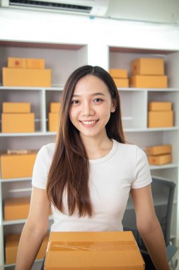 Güzel Asyalı iş kadını evini ofis ya da İçişleri Bakanlığı olarak kullanarak başlangıç maliyetlerinden tasarruf ederek KOBİ işine başlıyor. Portre KOBİ işine başladı İçişleri Bakanlığı 'ndan Asyalı iş kadını