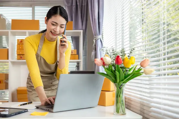 İş kadını, müşterilerden sipariş almak için cep telefonu uygulaması üzerinden ev ofisi kurar ve müşterilerle iletişime geçmek ve siparişleri göndermeden önce onaylamak için cep telefonunu kullanır. Boşluğu kopyala