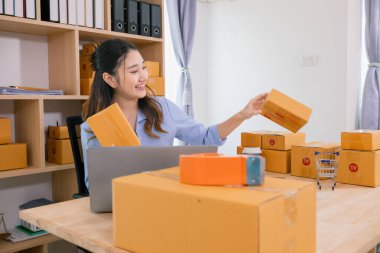 Asyalı bir kadın, evini İçişleri Bakanlığı olarak kullanarak küçük bir KOBİ işine başlıyor ve müşterilere siparişlere göre yeterli ürün olup olmadığını kontrol etmek için envanteri kontrol ediyor. Küçük KOBİ İş Başlangıcı