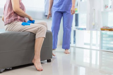 Doktor, yaşlılarda fiziksel tedaviye yardım etmek için elastik bant kullanır. Yaralandıktan sonra kaslarının işlevini yerine getirir. Vücudun çeşitli yerlerindeki yaraları tedavi ettikten sonra terapi hala önemlidir..