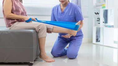 Doktor, yaşlılarda fiziksel tedaviye yardım etmek için elastik bant kullanır. Yaralandıktan sonra kaslarının işlevini yerine getirir. Vücudun çeşitli yerlerindeki yaraları tedavi ettikten sonra terapi hala önemlidir..