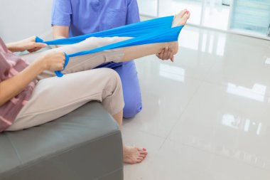 Doktor, yaşlılarda fiziksel tedaviye yardım etmek için elastik bant kullanır. Yaralandıktan sonra kaslarının işlevini yerine getirir. Vücudun çeşitli yerlerindeki yaraları tedavi ettikten sonra terapi hala önemlidir..