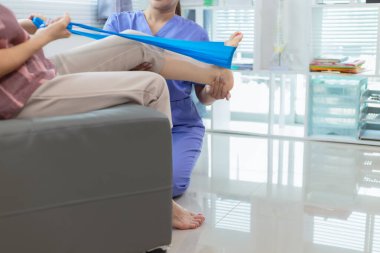 Doktor, yaşlılarda fiziksel tedaviye yardım etmek için elastik bant kullanır. Yaralandıktan sonra kaslarının işlevini yerine getirir. Vücudun çeşitli yerlerindeki yaraları tedavi ettikten sonra terapi hala önemlidir..