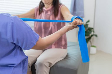 Doktor, yaşlılarda fiziksel tedaviye yardım etmek için elastik bant kullanır. Yaralandıktan sonra kaslarının işlevini yerine getirir. Vücudun çeşitli yerlerindeki yaraları tedavi ettikten sonra terapi hala önemlidir..