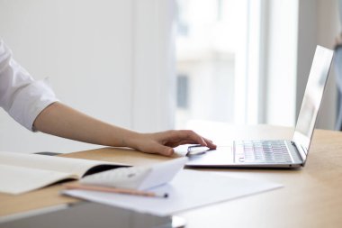 İş kadını internette dizüstü bilgisayarı kullanarak bilgi topluyor ve pazarlama analizi yapıyor. Teknoloji kullanan iş kadını bilgi topluyor ve işini geliştiriyor.