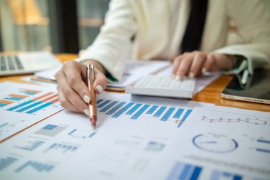 Asyalı işkadını daha fazla kâr elde etmek için yatırım planına başlamadan önce iş verilerini inceliyor ve inceliyor. Yatırım şirketlerini analiz etmek ve daha fazla kar elde etmek için veri toplama kavramı.