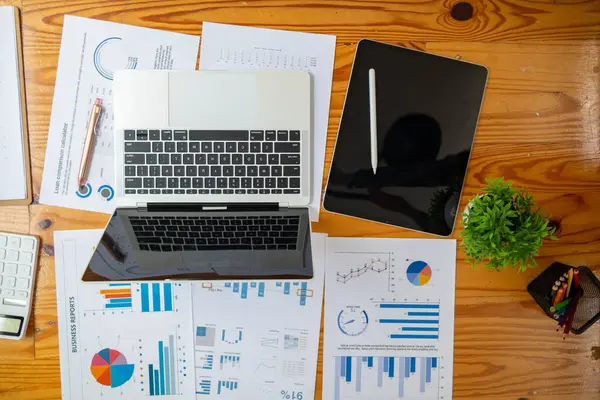 Yıllık mali açıklamalar ve şirketin kâr istatistiklerini derleyen belgeler de dahil olmak üzere birçok belge masanın üzerinde hazır bulunuyor. Ofisteki masanın üzerine bir sürü belge konur..