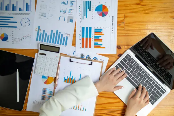 İşadamı masasının teknoloji ya da elektronik cihazları kullanarak ağ sisteminde bilgi arayarak şirketinin piyasa talebine göre daha dikkatli planlanmasına yardımcı olan üst görünümü. Boşluğu Kopyala