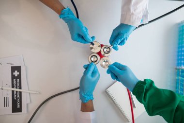 Tıbbi ekip steteskopu ellerinde tutuyor. Hastaları tedavi etmek için birlikte çalışma niyetlerini göstermek için. Tıbbi ekip steteskopu ellerinde tutuyor, metin için kopyalama alanı olan Top View