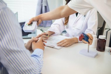 Kalp hastaları muayene ve tedavi için kalp doktoruna gidiyorlar çünkü anormallik hissediyorlar. Kalp cerrahları anormallikleri kontrol ediyor. Doğru tedaviyi sağlıyorlar..